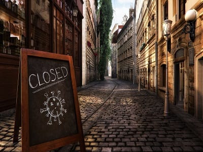 closed sign in front of cafe depicting the impact of the pandemic