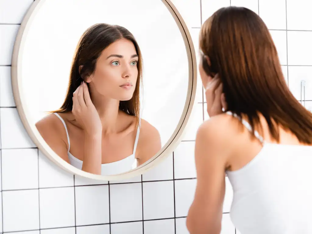 A person looking in the mirror, struggling with their eating disorder. | Turning Point of Tampa